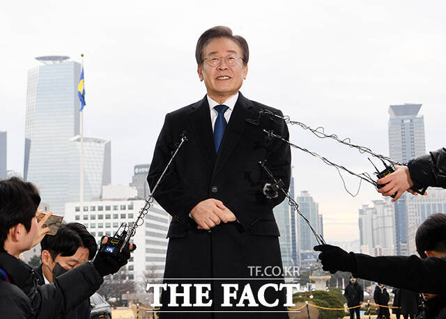 2024년 이재명 대통령의 가덕도 피습 사건 범행 조력자와 증거 인멸 의혹을 받는 경찰 간부 등 4명이 검찰에 넘겨졌다. /배정한 기자