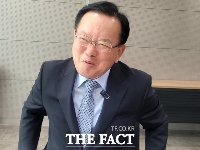 김부겸 민주당 대구시장 후보가 29일 인터뷰를 하면서 웃고 있다. /박병선 기자