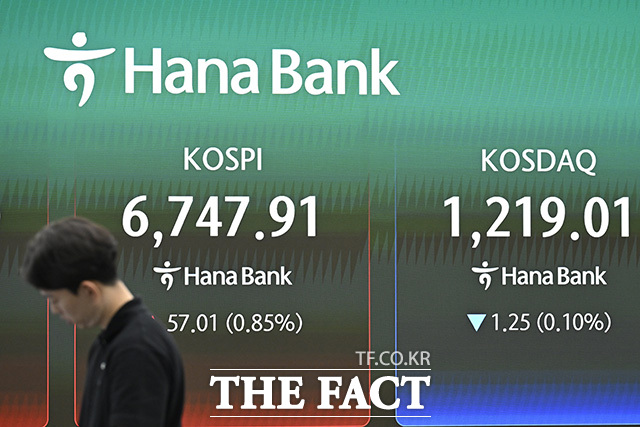 딜러가 거래창을 확인하고 있다.