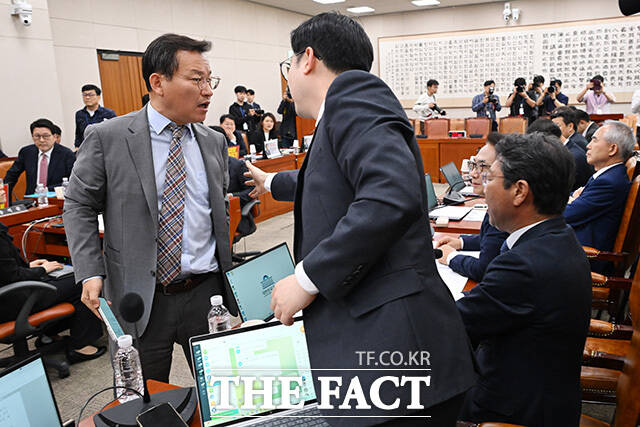 서영교 위원장에게 항의하는 김형동 국조특위 야당 간사(오른쪽).