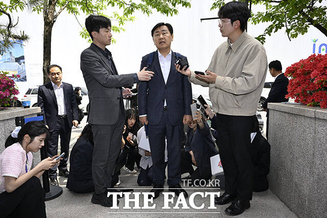 12·3 비상계엄 당시 '전북도청 폐쇄 의혹'과 관련해 내란 동조 혐의를 받는 김관영 전북특별자치도지사가 30일 오후 경기 과천시 권창영 특별검사팀(2차종합특검) 사무실에 출석하며 취재진의 질의에 답하고 있다. /과천=송호영 기자