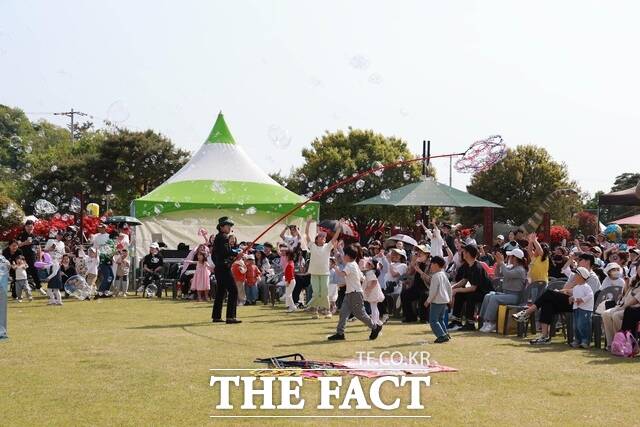 2026 화순봄꽃축제 현장을 찾은 시민들. /화순군