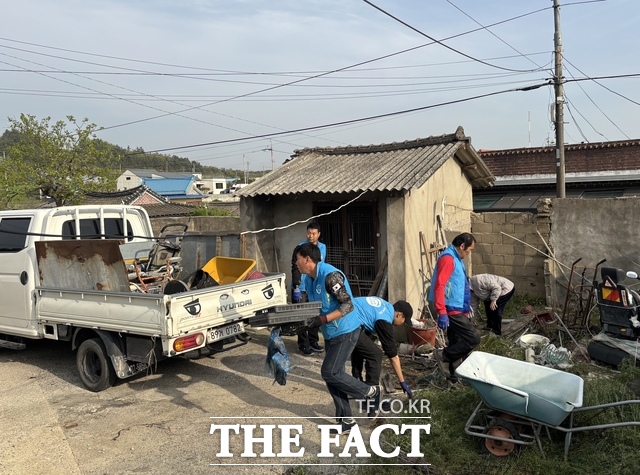 전남 함평군 학교면 복지기동대 환경 개선 활동 모습. /함평군