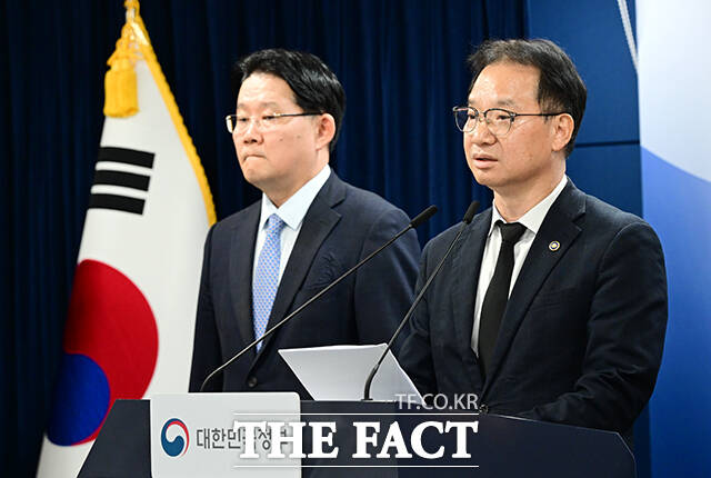 김영수 국무조정실 국무1차장이 30일 오후 서울 종로구 정부서울청사에서 12·29 여객기 참사 희생자 유해 부실 수습 경위 점검 결과를 브리핑하고 있다. /임영무 기자