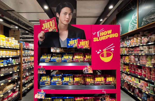 오뚜기의 수익성 악화는 경쟁사 대비 높은 내수 의존도가 주요 원인으로 분석된다. 이에 오뚜기는 체계적으로 해외매출 증대를 위한 인프라, 조직 등을 정비하고 있다. 사진은 오뚜기 할랄 진라면 인도네시아 현지 대형마트 내 전용 매대. /오뚜기