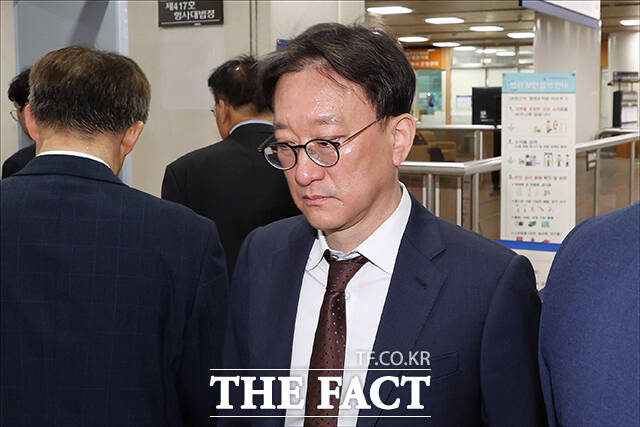 송창진 전 공수처 부장검사가 30일 오전 서울 서초구 서울중앙지방법원에서 열린 순직 해병 사건 수사 방해 혐의 공판에 출석하고 있다. /박헌우 기자