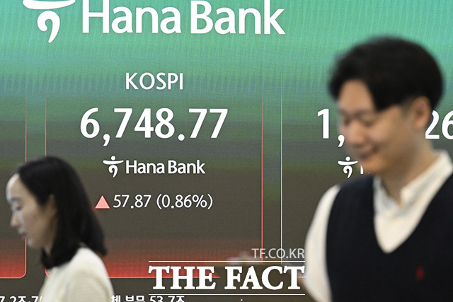 코스피가 나흘 연속 상승 출발한 30일 오전 서울 중구 하나은행 본점 딜링룸 전광판에 코스피 지수가 표시돼 있다. /송호영 기자