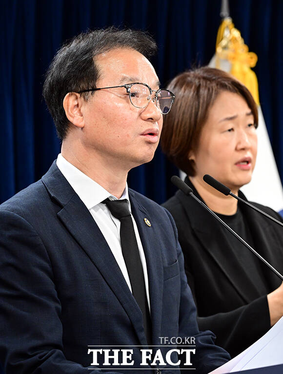 김영수 국무조정실 국무1차장이 30일 오후 서울 종로구 정부서울청사에서 12·29 여객기 참사 희생자 유해 부실 수습 경위 점검 결과를 브리핑하고 있다. /임영무 기자