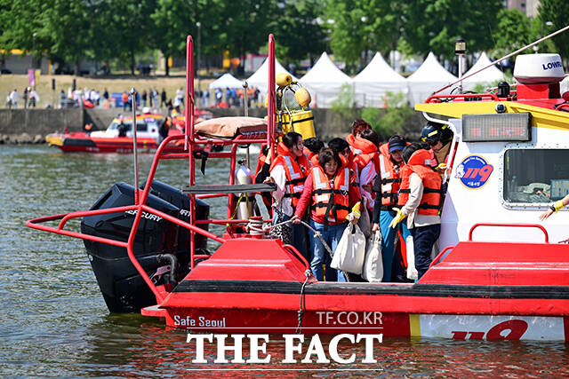 30일 오전 서울 여의도선착장 인근에서 한강 복합 수난사고 구조·구호 종합 훈련이 실시되고 있다. /남윤호 기자