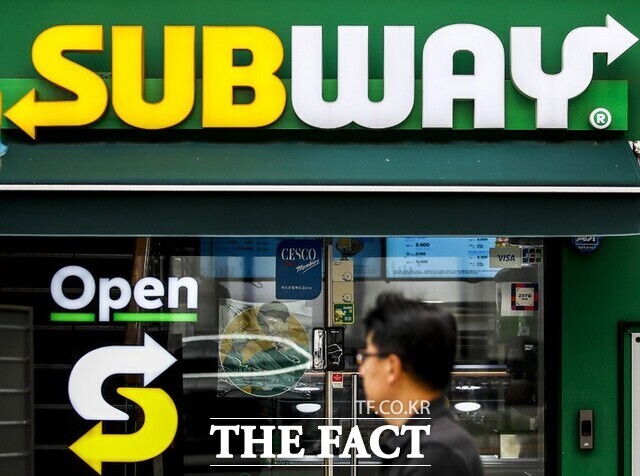 샌드위치 프랜차이즈 써브웨이(Subway)가 내달 7일부터 메뉴 가격을 인상한다고 30일 밝혔다. 대표 메뉴인 15㎝ 샌드위치는 단품 기준 평균 210원(약 2.8%) 오를 예정이다. /뉴시스