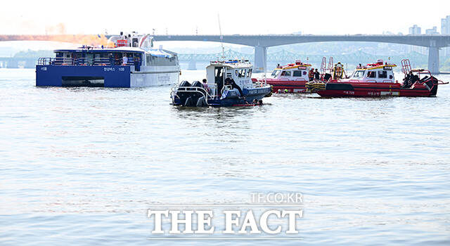 30일 오전 서울 여의도선착장 인근에서 한강 복합 수난사고 구조·구호 종합 훈련이 실시되고 있다. /남윤호 기자
