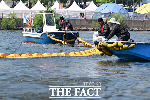 30일 오전 서울 여의도선착장 인근에서 한강 복합 수난사고 구조·구호 종합 훈련이 실시되고 있다. /남윤호 기자