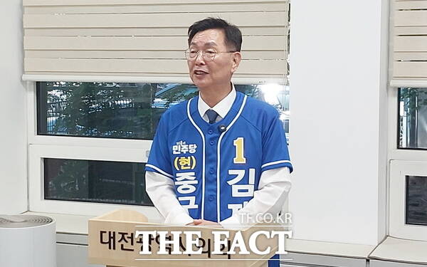 김제선 대전시 중구청장이 30일 대전시의회 기자실에서 기자회견을 열고 제9회 전국동시지방선거 대전시 중구청장 선거 출마를 선언했다. /선치영 기자