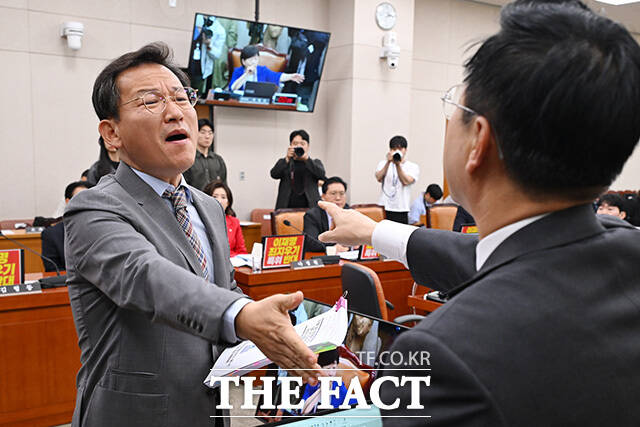 김형동 국조특위 야당 간사(왼쪽)가 30일 오후 서울 여의도 국회에서 열린 윤석열 정권 정치검찰 조작 기소 의혹 사건 진상규명 국정조사특별위원회 전체회의에서 박성준 여당 간사와 언쟁을 하고 있다. /국회=남용희 기자