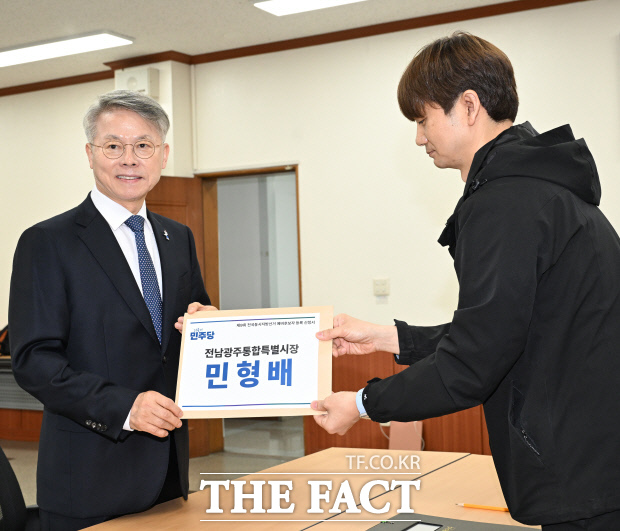 더불어민주당 민형배(왼쪽) 전남광주통합특별시장 후보가 30일 광주선관위에서 6.3지방선거 예비후보 등록을 마치고 본격적인 선거운동에 돌입한다. /후보측 제공