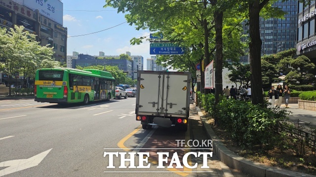 지난 26일 낮 12시20분께 서울 영등포구의 한 자전거전용차로에 차량 1대가 주차해있다. /강주영