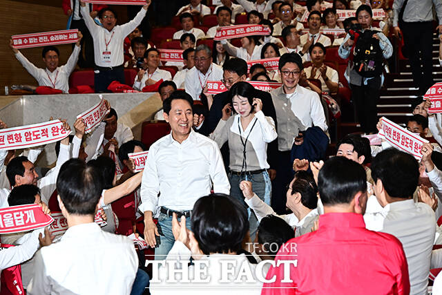 행사장 입장하는 오세훈 서울시장 후보와 배현진 서울시당위원장.