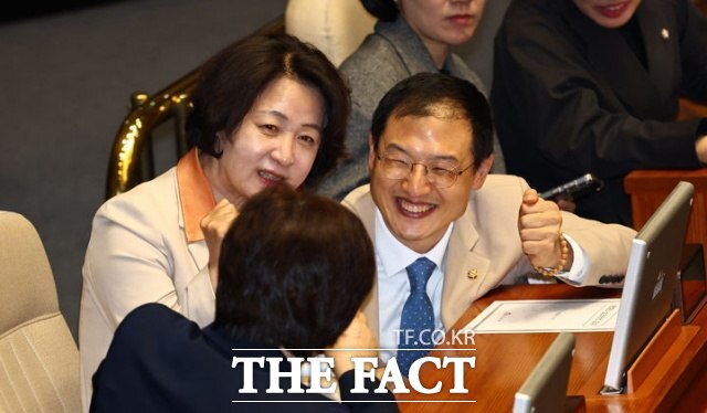 김상욱 더불어민주당 울산시장 후보가 지난달 28일 국회에서 열린 제434회 임시회 제8차 본회의에서 추미애 민주당 경기도지사 후보와 기념촬영을 하고 있다. /뉴시스