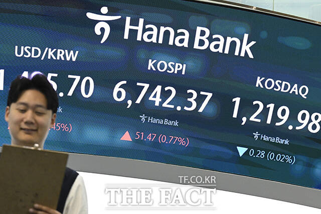 딜러가 거래창을 확인하고 있다.