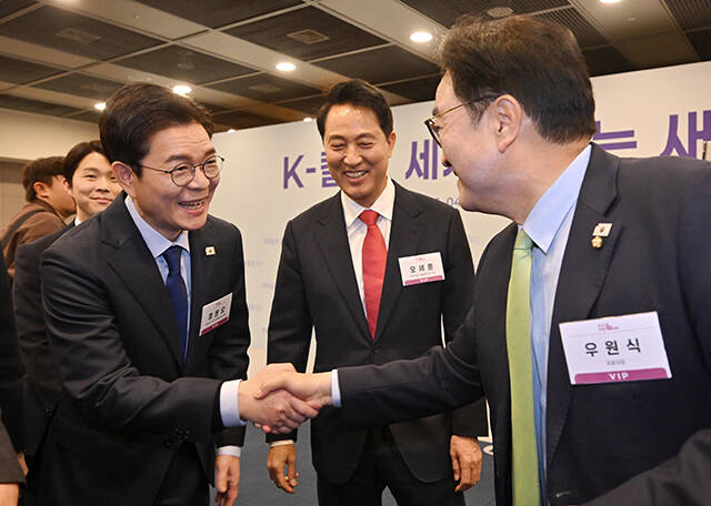 대한상공회의소에서 열린 '한국포럼'에 참석해 대화하는 오세훈 시장과 정원오 후보. /한국일보