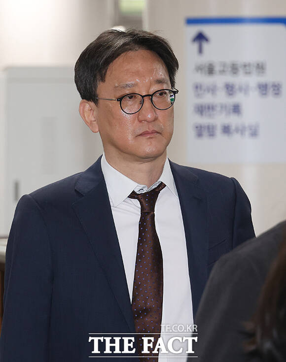 송창진 전 공수처 부장검사가 30일 오전 서울 서초구 서울중앙지방법원에서 열린 순직 해병 사건 수사 방해 혐의 공판에 출석하고 있다. /박헌우 기자