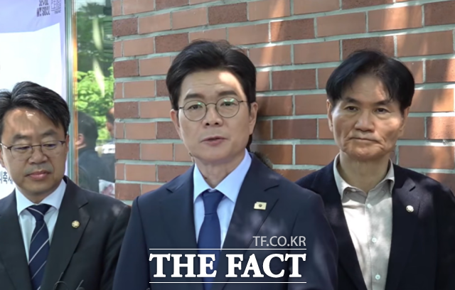 정원오 더불어민주당 서울시장 후보가 30일 전태일기념관 앞에서 노동 공약을 발표했다. /정원오 유튜브 화면 캡처