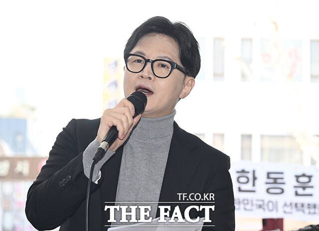 한동훈 전 국민의힘 대표가 3월 22일 서울 동대문구 경동시장을 방문해 인사말을 하고 있다. /박헌우 기자