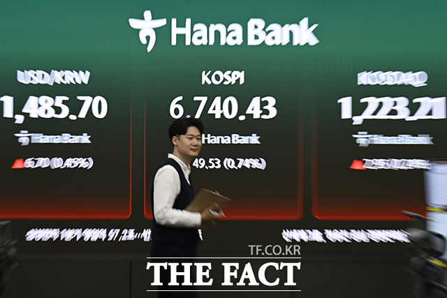 딜러가 거래창을 확인하고 있다.