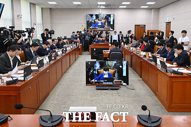 국회 윤석열 정권 조작기소 및 공소취소 국정조사 특별위원회가 30일 42일 간의 특위 활동을 마무리했다. 사진은 서영교 국조특위원장이 30일 오후 서울 여의도 국회에서 열린 윤석열 정권 정치검찰 조작 기소 의혹 사건 진상규명 국정조사특별위원회 전체회의에서 의사봉을 두드리며 회의를 주재하고 있는 모습. /남용희 기자