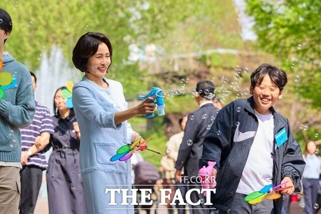 영부인 김혜경 여사가 29일 서울 광진구 어린이대공원에서 당원병 환아들과 함께 산책하고 있다. /청와대