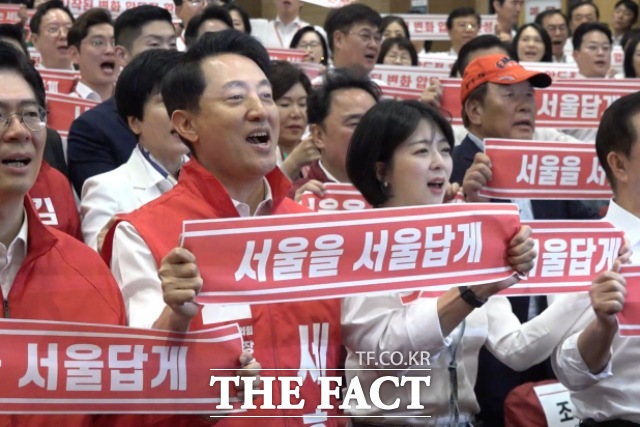 오세훈 국민의힘 서울시장 후보와 배현진 서울시당위원장이 30일 오전 서울 여의도 국회에서 열린 '제9회 전국동시지방선거 국민의힘 서울시당 필승결의 및 공천자대회에서 구호를 외치고 있다. /국회=김민지 기자
