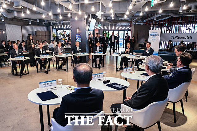 임종룡 우리금융그룹 회장, 함영주 하나금융그룹 회장, 양종희 KB금융그룹 회장, 이억원 금융위원장, 한성숙 중소벤처기업부 장관, 진옥동 신한금융그룹 회장, 이찬우 NH농협금융그룹 회장(앞줄 왼쪽부터)이 30일 오후 서울 강남구 팁스타운S6에서 열린 '벤처투차 활성화, 모두의 창업 프로젝트 및 생산적 금융 대전환을 위한 업무협약'에 참석해 기념촬영을 하고 있다. /남윤호 기자