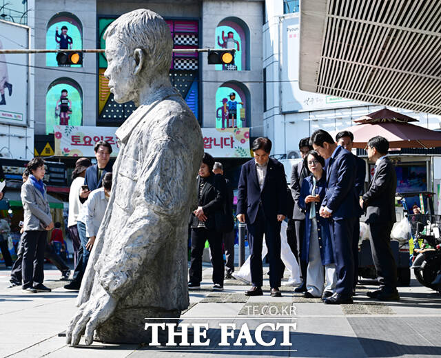 정원오 더불어민주당 서울시장 후보가 노동절을 하루 앞둔 30일 서울 종로구 청계천로 아름다운청년 전태일기념관 앞에서 노동공약을 발표한 뒤 전태일 동상을 쓰다듬고 있다.