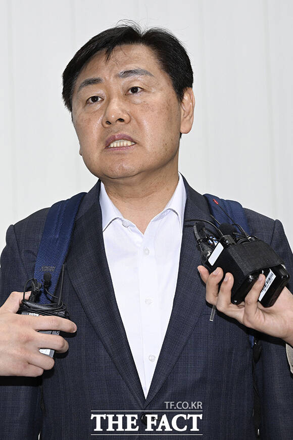 김 지사가 취재진의 질문에 답변하고 있다.