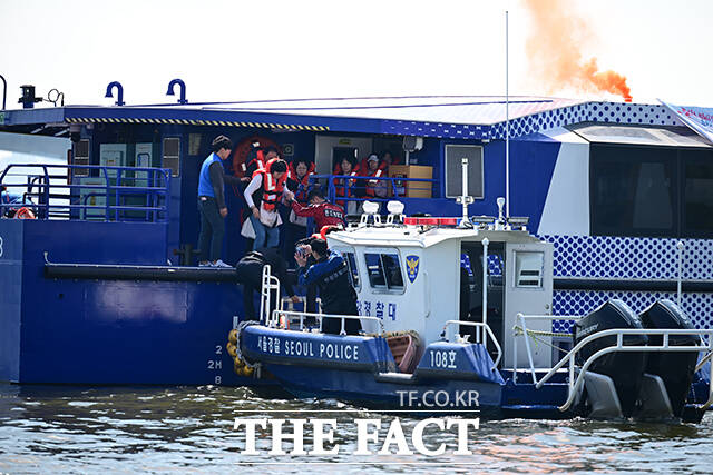 30일 오전 서울 여의도선착장 인근에서 한강 복합 수난사고 구조·구호 종합 훈련이 실시되고 있다. /남윤호 기자