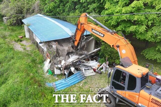 광주시 광산구가 영산강 둔치에 불법으로 설치된 시설물을 철거하고 있다. /광산구청