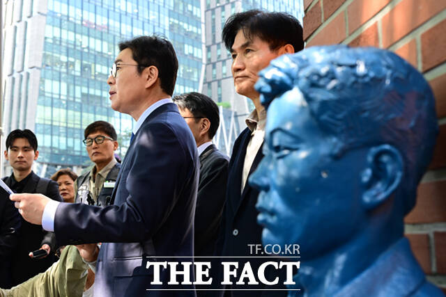 정원오 더불어민주당 서울시장 후보가 노동절을 하루 앞둔 30일 서울 종로구 청계천로 아름다운청년 전태일기념관 앞에서 노동공약을 발표한 뒤 전태일 동상을 쓰다듬고 있다.