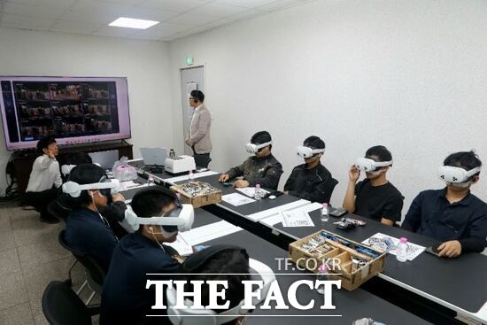경기도가 최근 경기 화성시 소재 한 제조업체에서 진행한 찾아가는 외국인노동자 안전교육에 참여한 외국인노동자들이 가상현실(VR) 기기를 사용, 안전사고를 가상으로 체험하는 교육을 받고 있다. /경기도