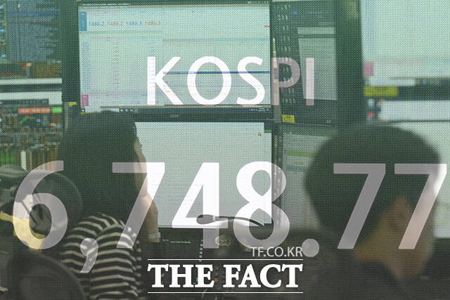 딜러가 거래창을 확인하고 있다.