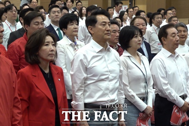오세훈 국민의힘 서울시장 후보와 배현진 서울시당위원장, 나경원 국민의힘 의원이 30일 오전 서울 여의도 국회에서 열린 제9회 전국동시지방선거 국민의힘 서울시당 필승결의 및 공천자대회에 참석하고 있다. /국회=김민지 기자