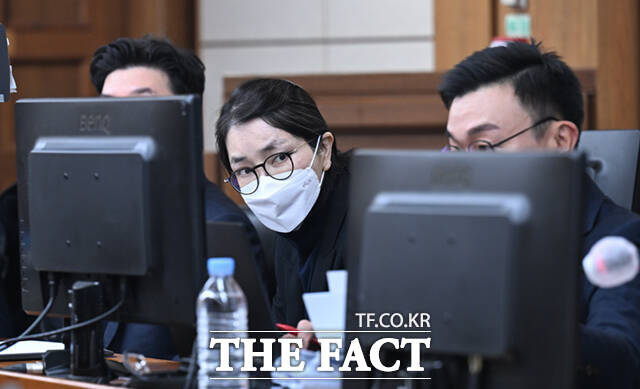 김 여사가 지난해 12월 서울 서초구 서울중앙지방법원에서 열린 자본시장법 위반 혐의 1심 결심 공판에 출석하고 있다. /사진공동취재단