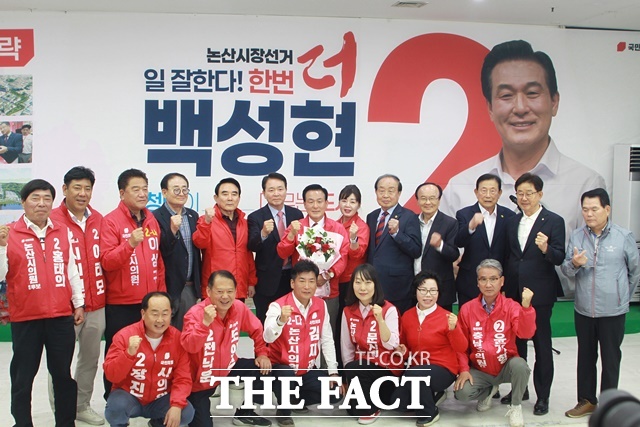 백성현 논산시장 후보가 6·3 지방선거 국민의힘 충남도의원, 논산시의원에 출마한 예비후보들과 기념 촬영을 하고 있다. /백성현 캠프