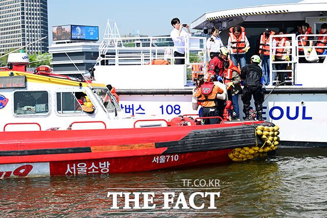 30일 오전 서울 여의도선착장 인근에서 한강 복합 수난사고 구조·구호 종합 훈련이 실시되고 있다. /남윤호 기자