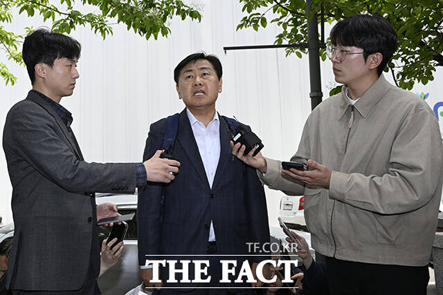 김 지사가 취재진의 질문에 답변하고 있다.