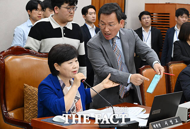 서영교 위원장에게 항의하는 김형동 국조특위 야당 간사(오른쪽).