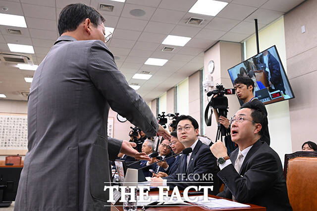 서영교 위원장에게 항의하는 김형동 국조특위 야당 간사(오른쪽).