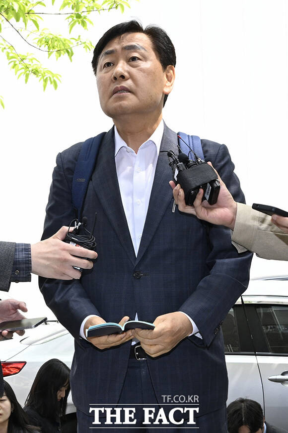 김 지사가 취재진의 질문에 답변하고 있다.