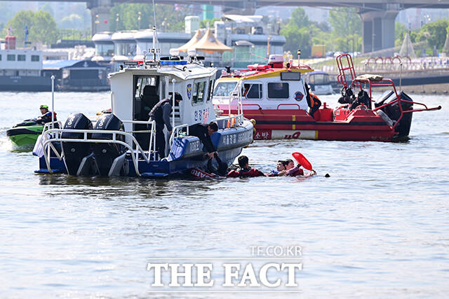 30일 오전 서울 여의도선착장 인근에서 한강 복합 수난사고 구조·구호 종합 훈련이 실시되고 있다. /남윤호 기자