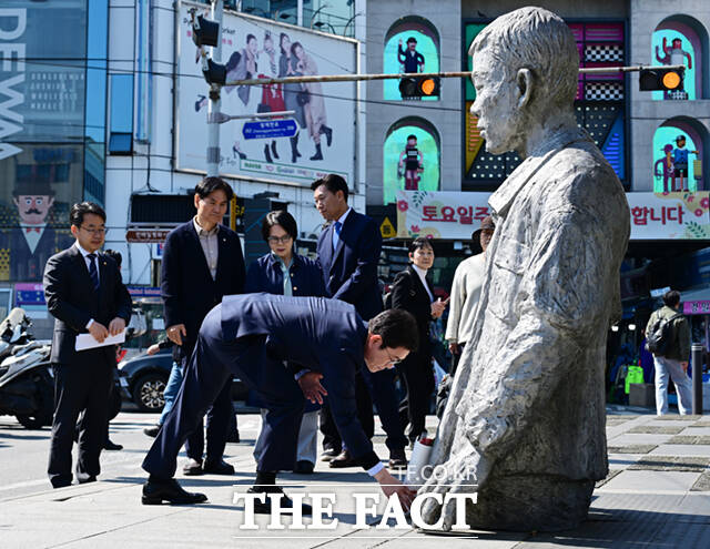 정원오 더불어민주당 서울시장 후보가 노동절을 하루 앞둔 30일 서울 종로구 청계천로 아름다운청년 전태일기념관 앞에서 노동공약을 발표한 뒤 전태일 동상을 쓰다듬고 있다.