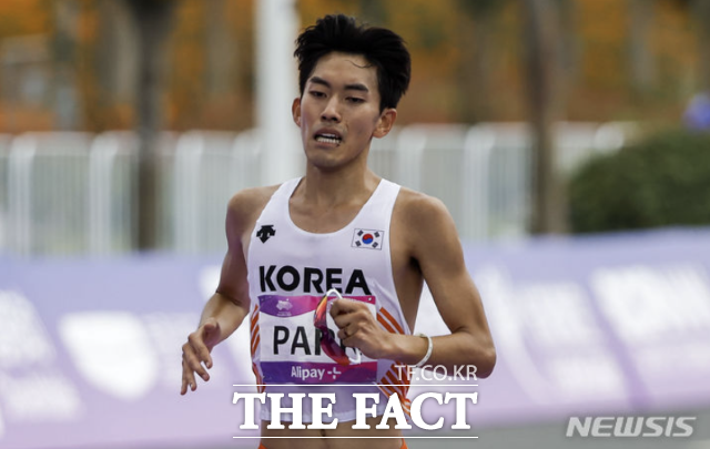 2022 항저우 아시안게임 육상 남자 마라톤에서 박민호가 결승선을 통과한 뒤 숨을 고르고 있다. /항저우=뉴시스